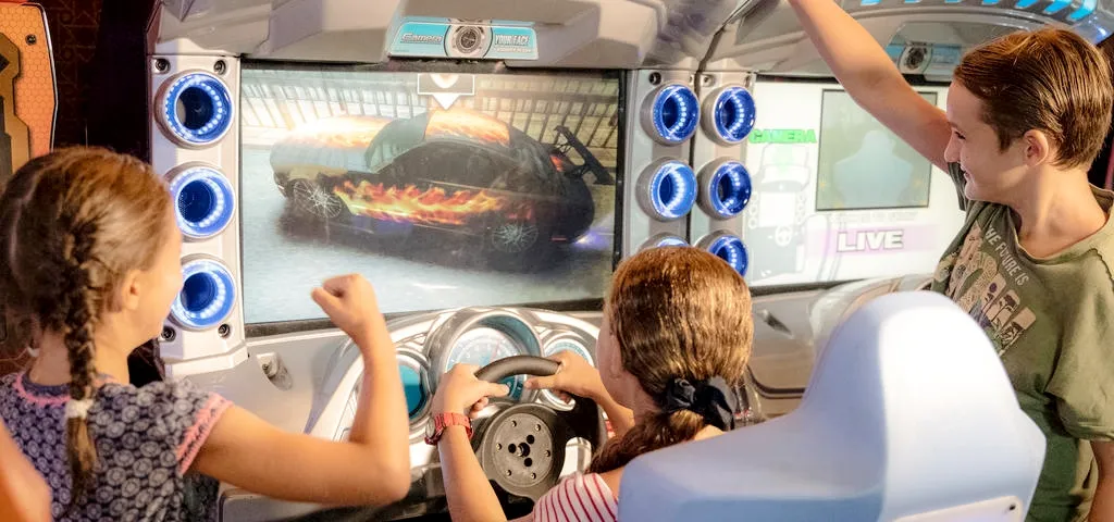 2- SALLE D’ARCADES <br> JEUX VIDÉO POUR PETITS & GRANDS