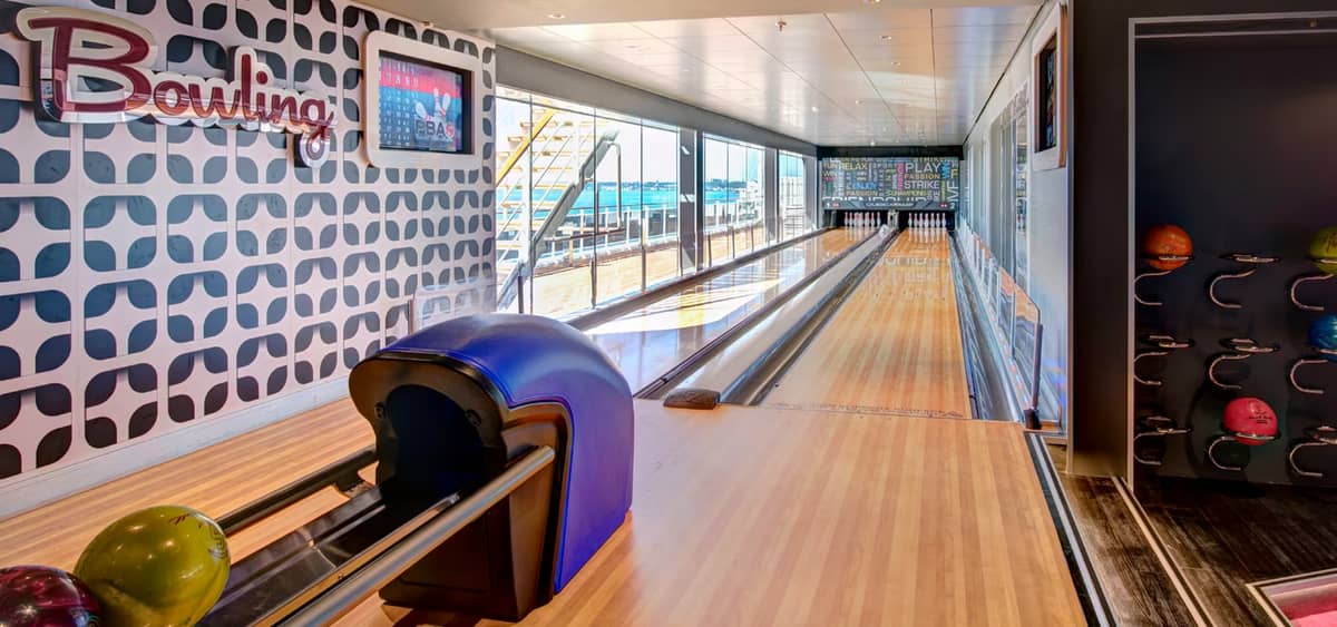 2- FULL-SIZE BOWLING ALLEY<br>STRIKES ET DÉTENTE EN MER