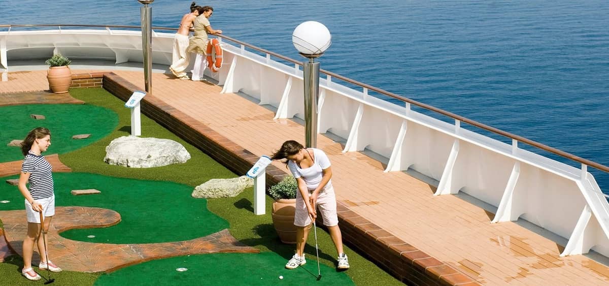 1- MINIGOLF<br>PARCOURS EN PLEIN AIR AVEC VUE MER
