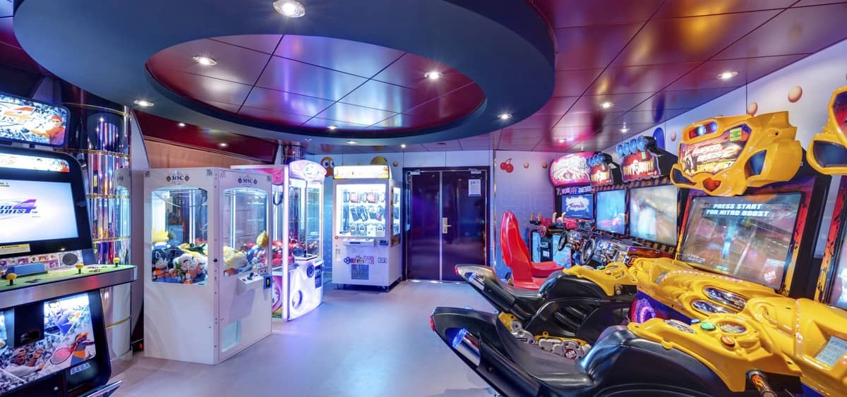 3- VIRTUAL GAMES<br>JEUX VIDÉO POUR PETITS & GRANDS