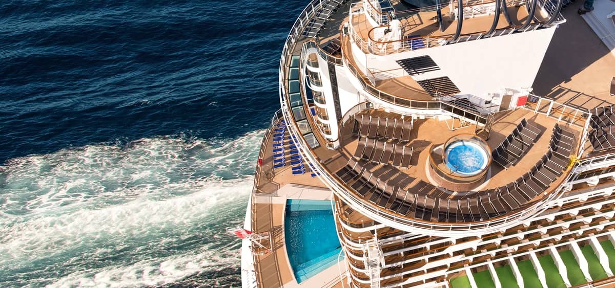 2- SUNSET BEACH POOL<br>OASIS DE DÉTENTE SUR LE PONT SUPÉRIEUR