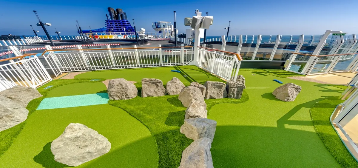 4- JOY MINI GOLF<br> PARCOURS FUN AVEC VUE SUR L’OCÉAN