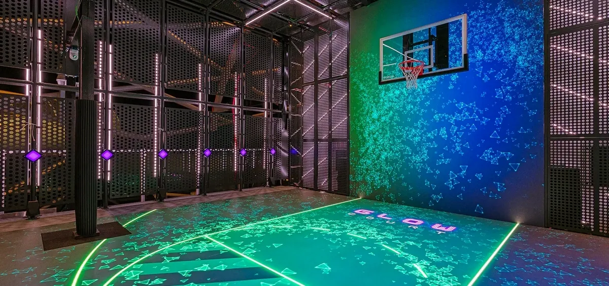 2- GLOW COURT<br> TERRAIN LED, JEUX INTERACTIFS & AMBIANCE FUTURISTE
