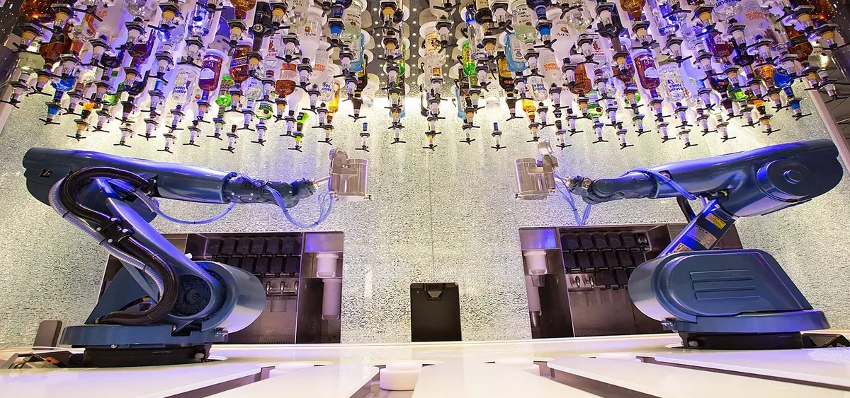 1- BIONIC BAR<br>MIXOLOGIE ROBOTISÉE EN DIRECT