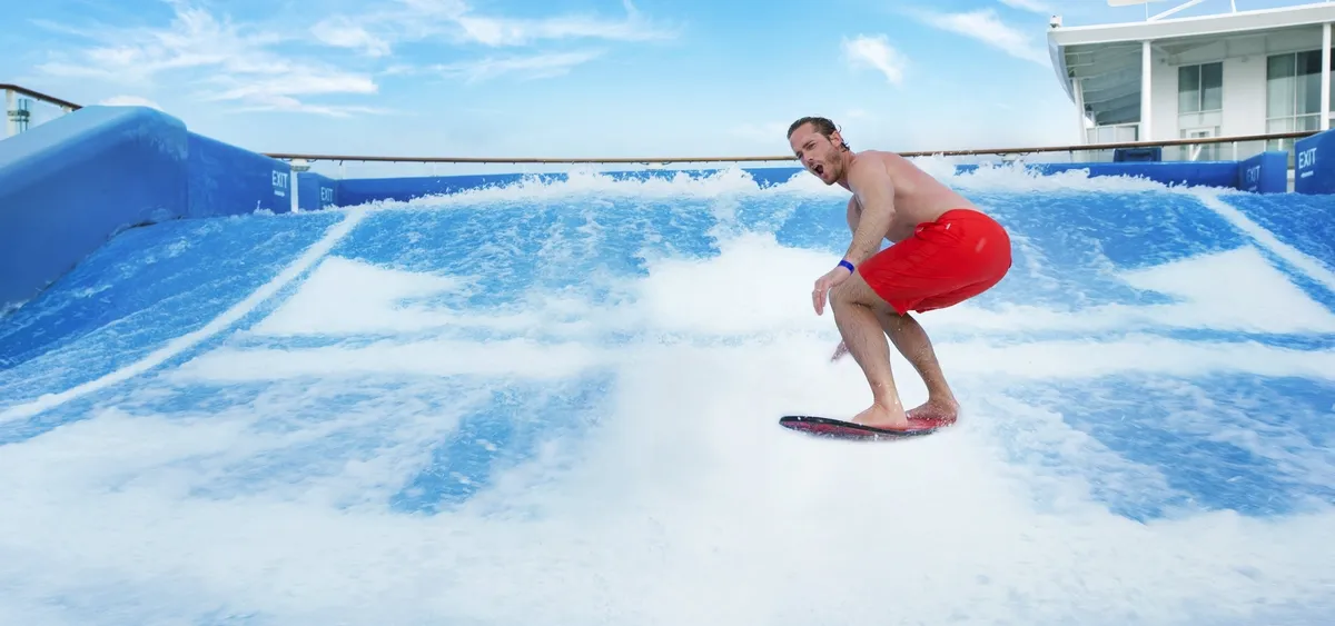 2- FLOWRIDER<br>LE SIMULATEUR DE SURF ICONIQUE DU NAVIRE