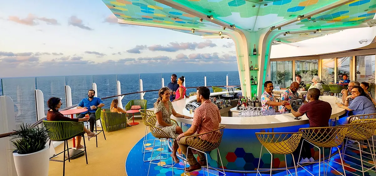 4- THE VUE BAR<br>BAR SUSPENDU AVEC VUE PANORAMIQUE