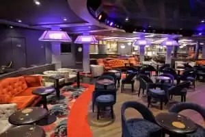 Spectacles dans les divers salons (Jazz on 4, The Attic, Dazzles, Club on Air)