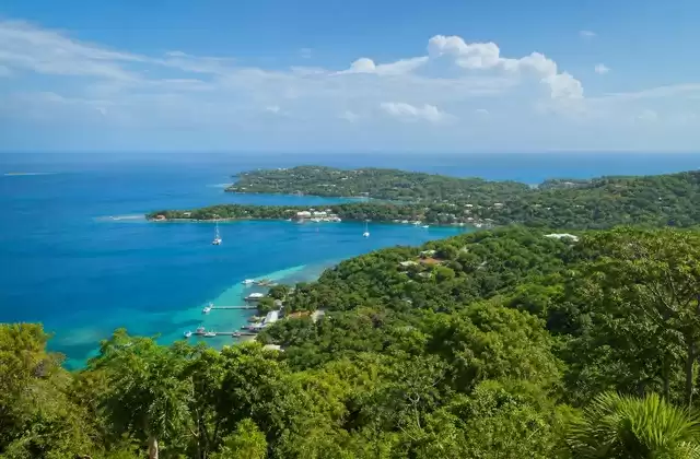 Depuis les hauteurs de Roatán