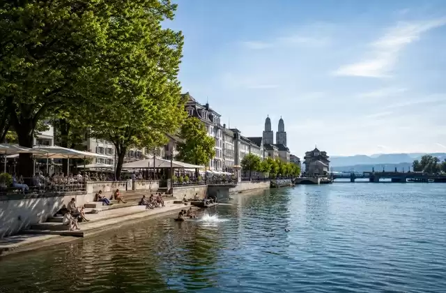 Sur les quais