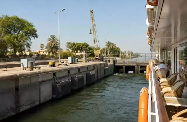 Le passage de l'écluse d'Esna
