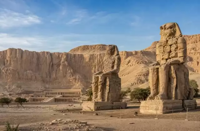 Le temple d'Hatchepsout et les Colosses de Memnon